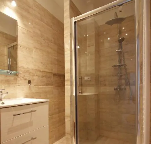 Gazde/Camere de închiriat Ua Private In